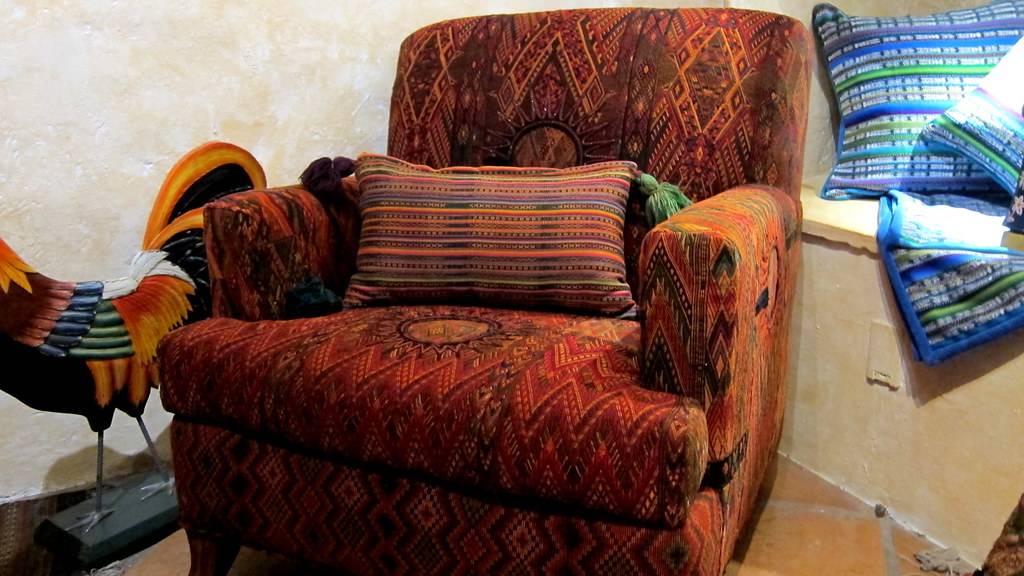 161023 661 MX Tlaquepaque - Calle Independencia 227, Del Corazón de la Tierra, the upholstery fabrics are amazing, like tapestry